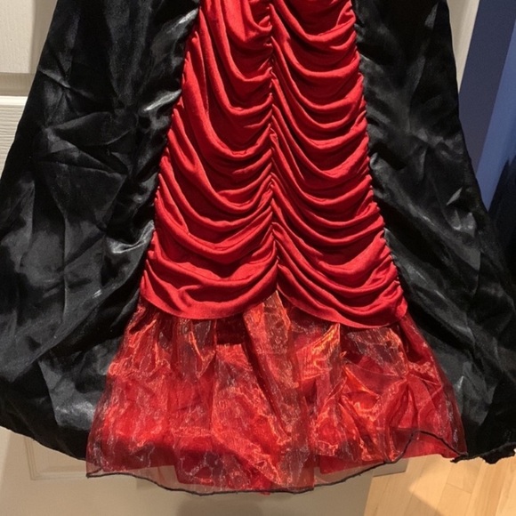 VEUC Girl’s Spirit Halloween Vampiress Costume - size Youth L with crown & mask - Picture 8 of 17